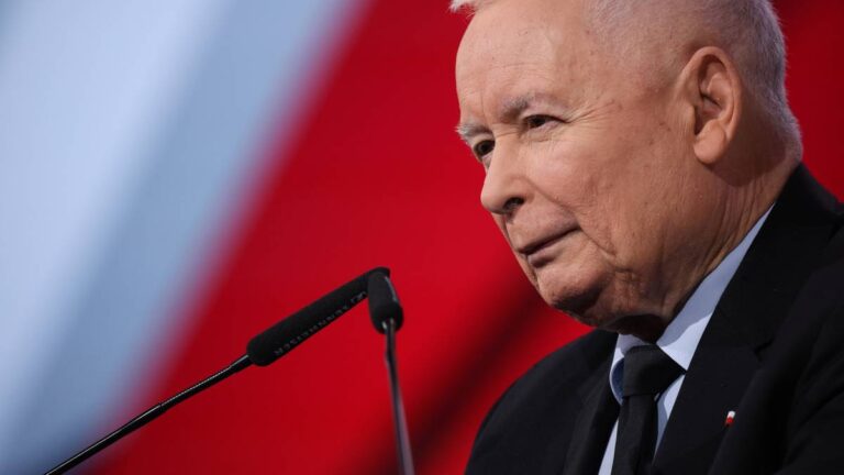 "Prawo i Sprawiedliwość pragnie przekształcić Polskę na lepsze, aby polepszyć standard życia Polaków, a Platforma Obywatelska zmienia nazwę, usiłując propagandowo podnieść notowania w sondażach. My o Polsce, oni o sobie" - tak Jarosław Kaczyński ocenił połączenie Platformy Obywatelskiej, Nowoczesnej i Inicjatywy Polska. Kaczyński potępia unię KO: to dla nich zabieg wizerunkowy. - INFBusiness