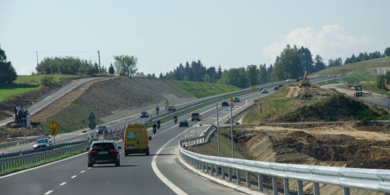 Od 1 grudnia obszar sieci dróg, na których obowiązuje elektroniczna forma uiszczania należności za przejazd, powiększy się o blisko 645 km. Po wdrożeniu modyfikacji, użytkownicy dróg będą wnosić opłaty za przemieszczanie się po prawie 5,9 tys. km dróg krajowych — takie informacje przekazało w ostatnim komunikacie Ministerstwo Finansów. Resort Finansów: Nowelizacja stawek za drogi od 1 grudnia - INFBusiness
