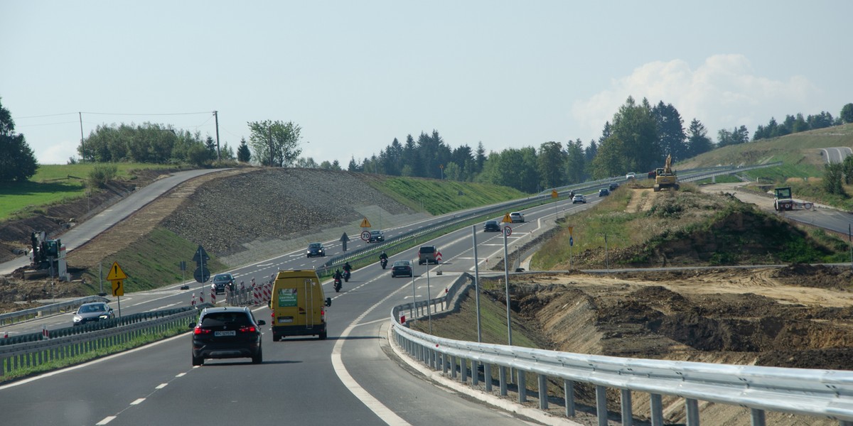 Od 1 grudnia obszar sieci dróg, na których obowiązuje elektroniczna forma uiszczania należności za przejazd, powiększy się o blisko 645 km. Po wdrożeniu modyfikacji, użytkownicy dróg będą wnosić opłaty za przemieszczanie się po prawie 5,9 tys. km dróg krajowych — takie informacje przekazało w ostatnim komunikacie Ministerstwo Finansów. Ministerstwo Finansów podkreśla, że zmiany te są kolejnym krokiem w kierunku modernizacji infrastruktury drogowej oraz dostosowania jej do rosnących potrzeb transportowych kraju.