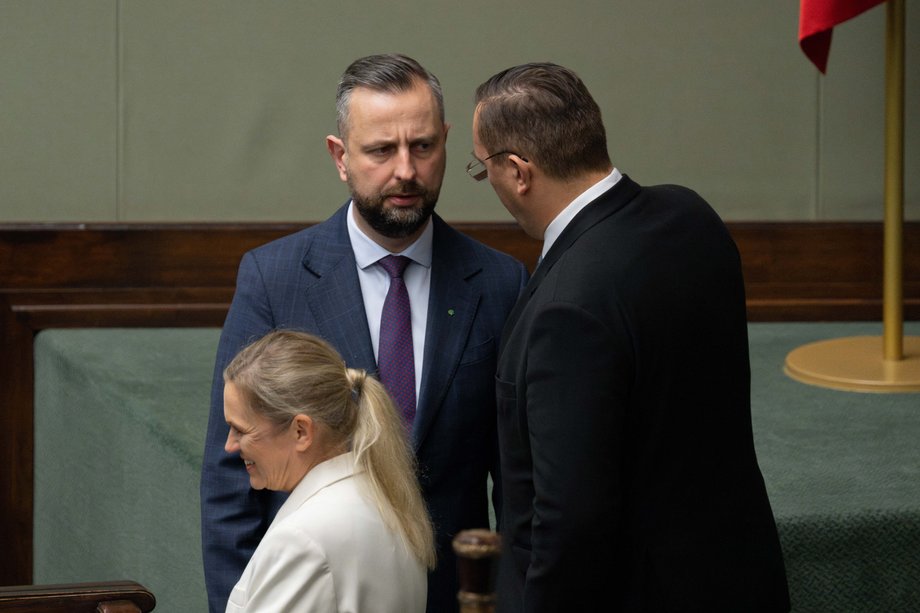 Mianowany w lipcu szef resortu rolnictwa, Stefan Krajewski, musi zmierzyć się z wieloma problemami. Znajduje się pod obstrzałem z powodu ciężkiej sytuacji w sektorze rolno-spożywczym, finalizacji umowy handlowej UE z Mercosurem, czy też umowy o swobodnym handlu pomiędzy Unią a Ukrainą. Według naszych informatorów z branży, dotychczas nie zdołał on również zbudować sobie silnej pozycji w gabinecie. Twierdzą oni, że to ostatnia szansa dla Krajewskiego, by przejść do ataku. Minister rolnictwa Stefan Krajewski (z prawej) rozmawia w Sejmie z szefem PSL, wicepremierem, ministrem obrony Władysławem Kosiniakiem-Kamyszem