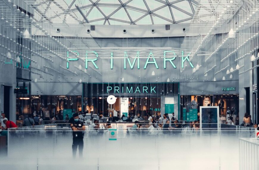 Primark w Polsce: Ekspansja, zatrudnienie i płace. Ujawniamy stawki.