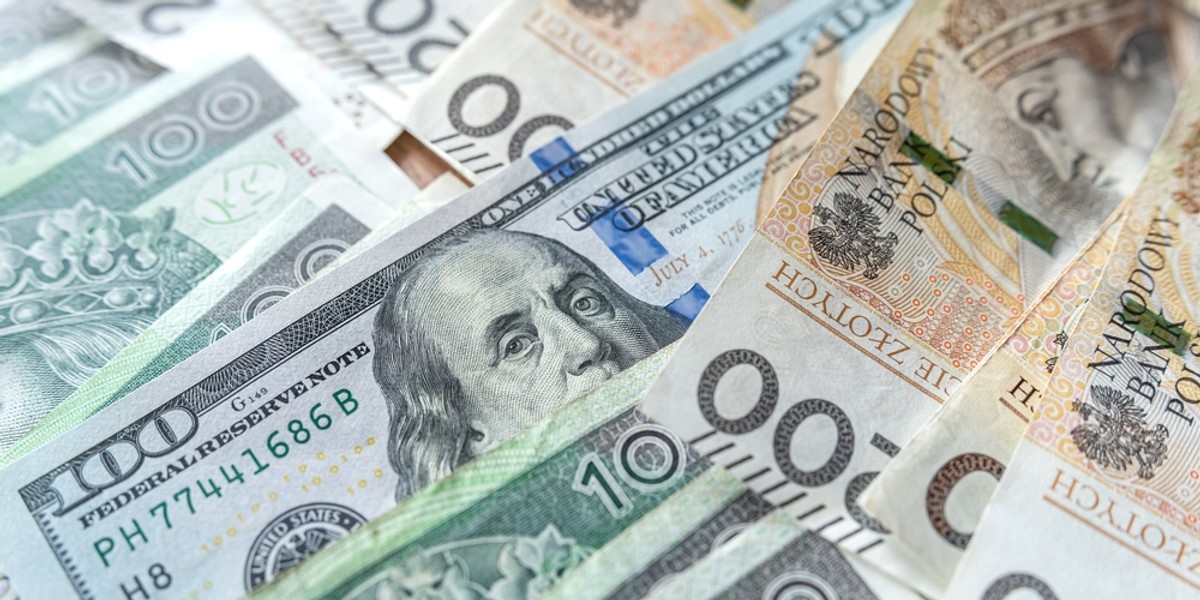 Zadłużenie obciążające budżet państwa, stopniowo i konsekwentnie zmierza do poziomu 2 bilionów złotych. Do osiągnięcia tej kwoty brakuje nieco ponad 130 miliardów złotych. Jest to znacznie mniejsza suma niż ta, która została doliczona do salda zadłużenia w bieżącym roku. Zdjęcie ilustracyjne