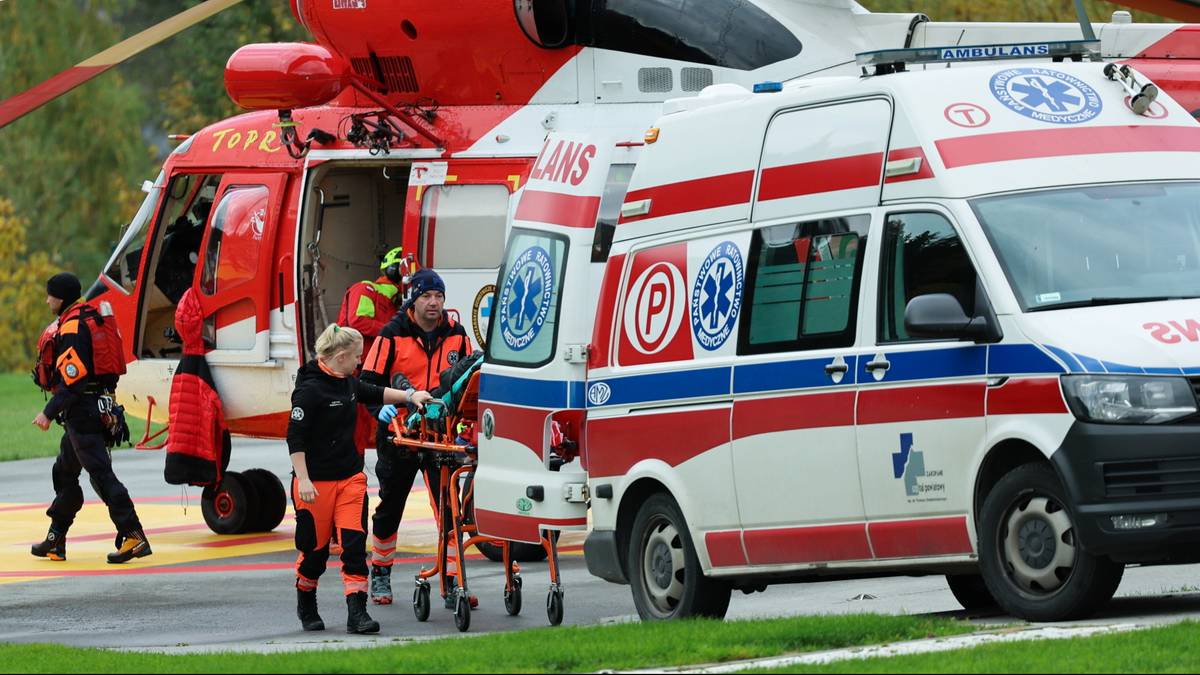 Jeden wędrowiec zmarł, a drugi doznał poważnych obrażeń w incydencie, który miał miejsce w środę w okolicy przełęczy Zawrat w Tatrach. - Mieli na nogach kolce, ale to okazało się niewystarczające, by uniknąć upadku - oznajmił Marcin Józefowicz z TOPR. Ratownicy wzywają, by osoby nieposiadające wprawy w zimowej eksploracji nie wybierały się w górne rejony gór. Tragiczny wypadek w Tatrach. Dwóch turystów spadło podczas wspinaczki