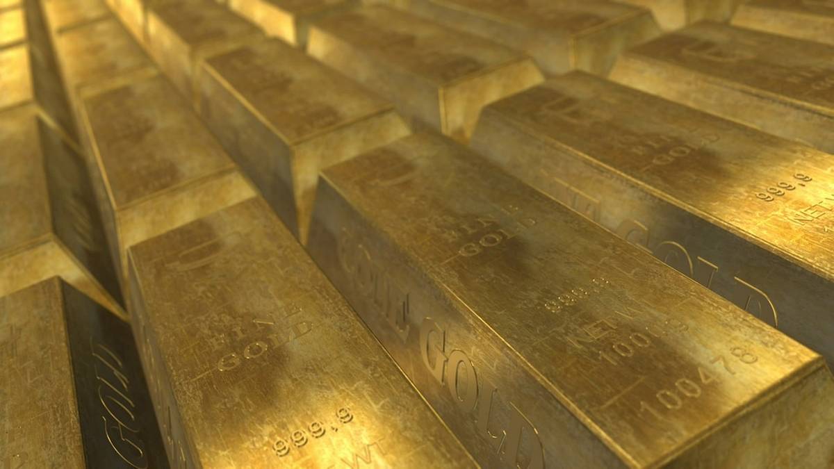 Polska utrzymuje 520 ton zapasu kruszcu, co stanowi blisko 24% ogółu aktywów. - Narodowy Bank Polski plasuje się na 12. pozycji na świecie, pod względem posiadanych rezerw złota - zaznaczył w programie "Gościu Wydarzeń" Artur Soboń, wiceprezes NBP. Równocześnie zapewnił, iż "aktualny poziom rezerw sprawia, że polski złoty jest walutą o dużej stabilności". Rekordowe rezerwy złota. Polska jest w światowej czołówce
