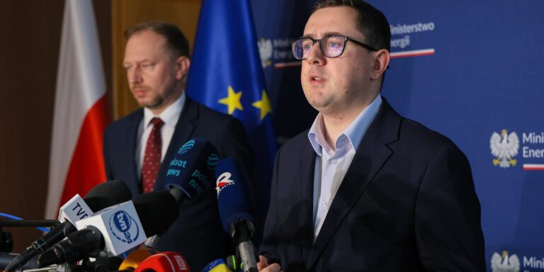 Szef resortu energii, Miłosz Motyka, oraz rządowy pełnomocnik do spraw strategicznej infrastruktury energetycznej, Wojciech Wrochna, zapowiedzieli inaugurację akcji informacyjnej Ministerstwa Energii, mającej na celu zwalczanie mylnych informacji w obszarze energetyki. Akcja ta przebiega pod hasłem: "Nie daj się zwieść — zweryfikuj dane o energetyce!". Nieprawdziwe wiadomości godzą w energetykę nuklearną, odnawialne źródła energii (OZE) i zmianę modelu energetyki. To stanowi zagrożenie dla bezpieczeństwa energetycznego naszego kraju. Energetyka jądrowa i odnawialna pod ostrzałem mitów. Resort energii walczy z dezinformacją. - INFBusiness