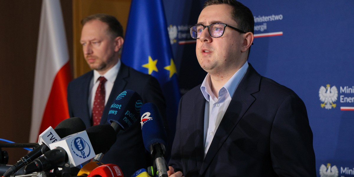 Szef resortu energii, Miłosz Motyka, oraz rządowy pełnomocnik do spraw strategicznej infrastruktury energetycznej, Wojciech Wrochna, zapowiedzieli inaugurację akcji informacyjnej Ministerstwa Energii, mającej na celu zwalczanie mylnych informacji w obszarze energetyki. Akcja ta przebiega pod hasłem: "Nie daj się zwieść — zweryfikuj dane o energetyce!". Nieprawdziwe wiadomości godzą w energetykę nuklearną, odnawialne źródła energii (OZE) i zmianę modelu energetyki. To stanowi zagrożenie dla bezpieczeństwa energetycznego naszego kraju. Minister energii Miłosz Motyka i pełnomocnik rządu do spraw strategicznej infrastruktury energetycznej Wojciech Wrochna inaugurują kampanię wymierzoną w dezinformację w energetyce