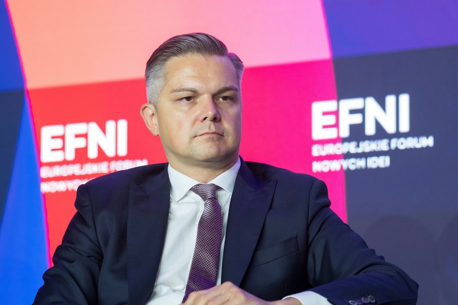 Andrzej Domański, sprawując funkcję "jedynie" ministra finansów, nie zarządzał spółkami o dużym znaczeniu. Sytuacja uległa zmianie, kiedy objął stanowisko ministra rozwoju i technologii. W wyniku tej zmiany ma on już niemal pełną kontrolę nad Bankiem Gospodarstwa Krajowego, Korporacją Ubezpieczeń Kredytów Eksportowych oraz Polską Agencją Inwestycji i Handlu. Wkrótce do zakresu odpowiedzialności ministra dojdzie jeszcze instrument finansowy — Polski Fundusz Rozwoju. Prezes PFR Piotr Matczuk