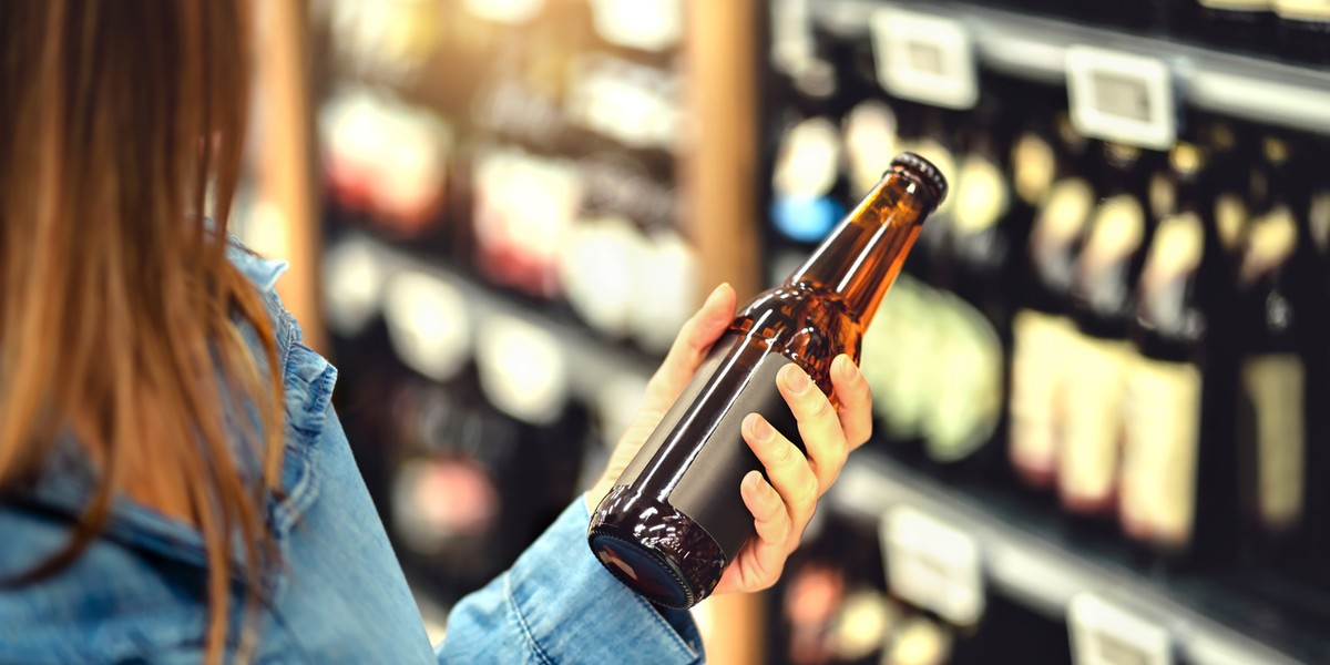 Problem alkoholowy nadal plasuje się wśród najcięższych kłopotów społecznych w naszym kraju — taką opinię wyraża aż 86,8% osób biorących udział w najświeższej ankiecie, zorganizowanej przez UCE Research na potrzeby Onetu. Wyniki badania wskazują również, że 64% Polaków zna kogoś z bliskiego otoczenia, kto boryka się z nałogiem alkoholowym. Chce uregulować handel alkoholem w internecie