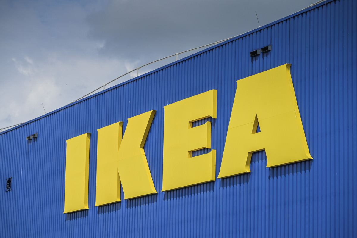 Second-hand IKEA w Polsce. Zdjęcie sklepu IKEA na tle zachmurzonego nieba. Niebieskie ściany i charakterystyczny żółty napis.