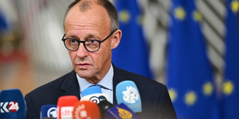 Niemiecki kanclerz Friedrich Merz oznajmił, że będzie prowadził rozmowy z przedstawicielami Stanów Zjednoczonych w sprawie ewentualnego wyłączenia niemieckiego oddziału Rosnieftu spod restrykcji, które zostały nałożone przez amerykańskiego prezydenta Donalda Trumpa. Rosnieft: Niemieckie ustępstwa w sankcjach? - INFBusiness