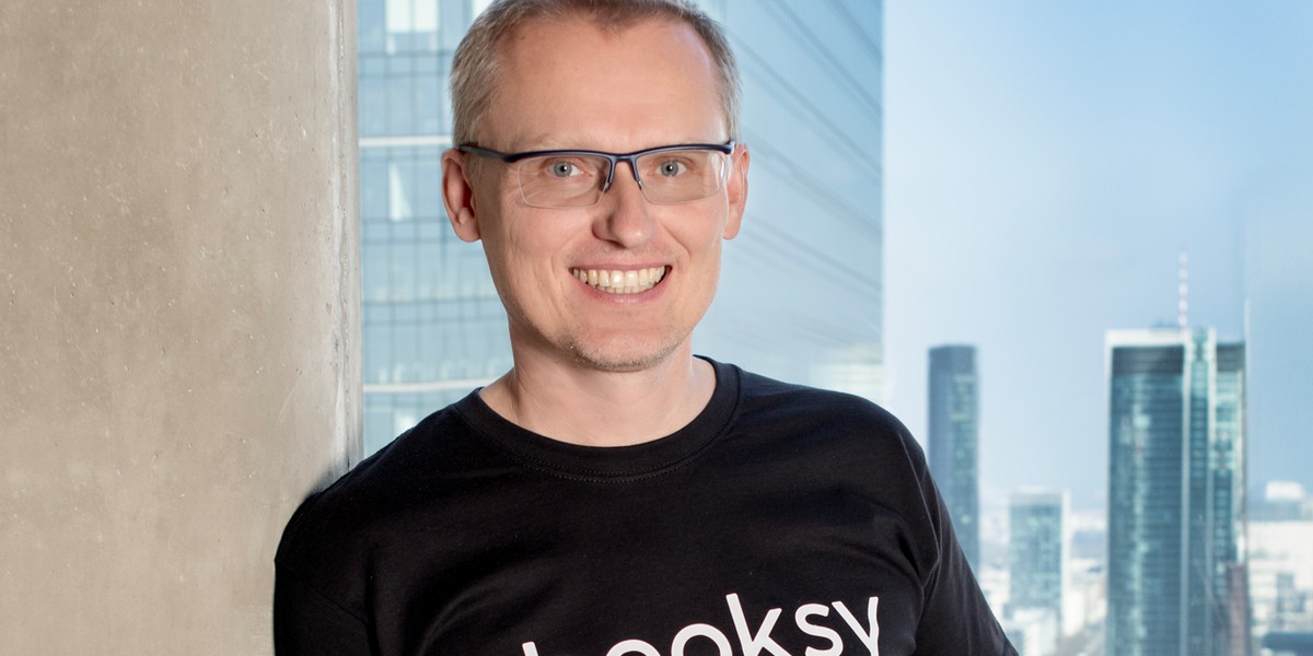 Booksy to jeden z najpopularniejszych polskich startupów oraz globalny lider w dziedzinie aplikacji do rezerwacji. Stefan Batory, twórca firmy, w rozmowie z Business Insider Polska, stwierdza, że jego głównym zamiarem nie jest tylko osiągnięcie statusu decacorna, lecz przede wszystkim wejście na parkiet giełdowy w USA. Wspomoże w tym właśnie startująca Booksy Pay. To innowacyjna usługa, która umożliwia klientom uregulowanie płatności za usługę elektronicznie za pośrednictwem aplikacji przed, w trakcie lub po wizycie (poprzez kartę płatniczą, portfel mobilny, BLIK lub Klarnę). Stefan Batory, współtwórca i CEO Booksy