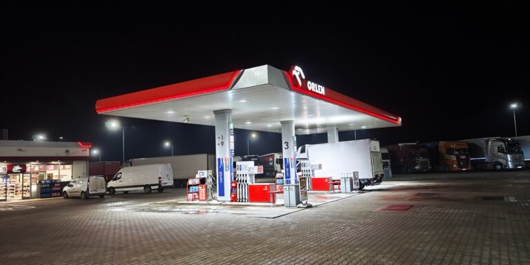 Rosyjski gaz płynny ma wkrótce zniknąć z obszaru UE. Takie jest przynajmniej założenie unijnych decydentów, zawarte w najnowszym pakiecie restrykcji nałożonych na Moskwę. Polska jest na to gotowa, a w dalszej przyszłości nie musi to generować wzrostów cen — podaje Rzeczpospolita. Gaz z Rosji: LPG out. Fachowiec tłumaczy. - INFBusiness