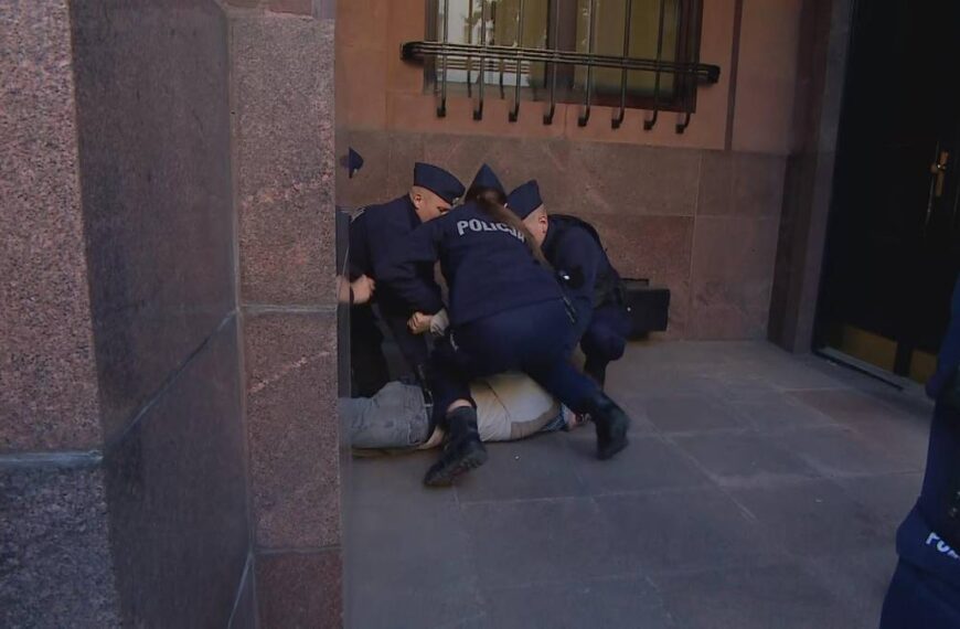 Protest przed Ministerstwem Spraw Zagranicznych. Interwencja policji.