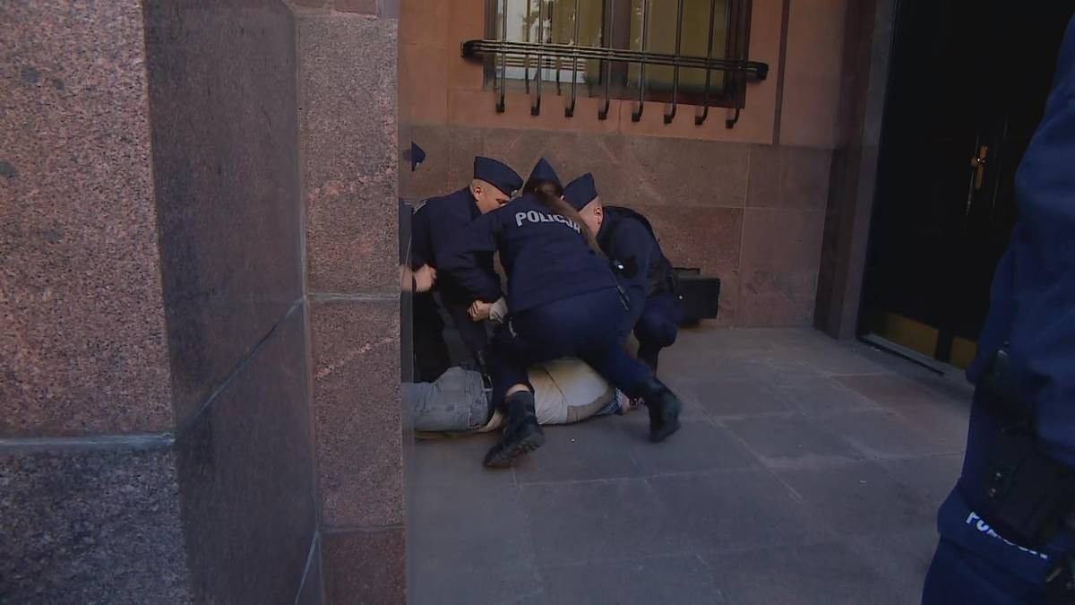 Protest przed Ministerstwem Spraw Zagranicznych. Interwencja policji.