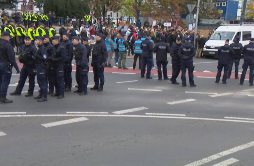 Zakłócenia w komunikacji w śródmieściu Warszawy. Główne skrzyżowanie wyłączone z użytku.