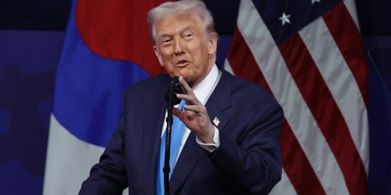 Głowa państwa USA, Donald Trump, obwieścił znaczące postępy w kwestii rokowań dotyczących nowej umowy handlowej z Republiką Korei. W trakcie pobytu w Azji, zasygnalizował, że pertraktacje znajdują się w dojrzałej fazie, pomimo iż niektóre zagadnienia wciąż wymagają rozstrzygnięcia. Trump ogłasza przełom w negocjacjach handlowych z Koreą Południową. "Wspaniałe spotkanie" - INFBusiness