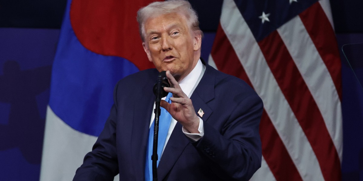 Głowa państwa USA, Donald Trump, obwieścił znaczące postępy w kwestii rokowań dotyczących nowej umowy handlowej z Republiką Korei. W trakcie pobytu w Azji, zasygnalizował, że pertraktacje znajdują się w dojrzałej fazie, pomimo iż niektóre zagadnienia wciąż wymagają rozstrzygnięcia. Donald Trump