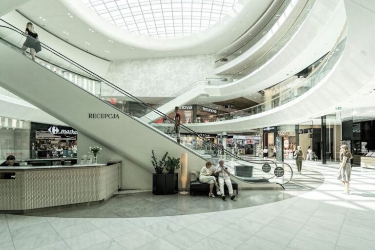 Dzisiaj przypada ostatnia chwila, aby dokonać większych zakupów przed nadchodzącym długim weekendem oraz dniem Wszystkich Świętych. Rosnące zainteresowanie konsumentów powoduje, że czołowe sieci – w tym Biedronka, Lidl, Aldi, Carrefour oraz Kaufland – przedłużają czas funkcjonowania swoich punktów 31 października 2025. Dowiedz się, jakie sklepy będą dostępne dłużej i gdzie zaopatrzysz się w niezbędne artykuły przed dniami z ograniczeniami w handlu. 31 października: Dostępność sklepów i godziny pracy przed dniem Wszystkich Świętych w 2025 roku. - INFBusiness