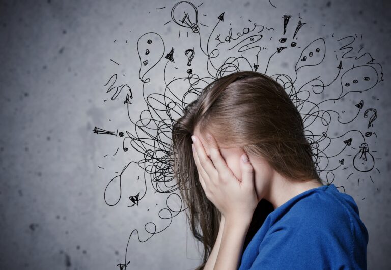 ADHD, czyli zespół deficytu uwagi i nadpobudliwości ruchowej, jest otoczone szeregiem nieporozumień. Sporo osób utożsamia je z dziećmi, które nie mogą ustać w bezruchu, z brakiem karności, nieładem, a nawet opieszałością. A jednak to zaburzenie neurorozwojowe, które dotyczy również osoby dorosłe – w tym coraz powszechniej rozpoznawane panie. O tym, jak w rzeczywistości wygląda egzystencja z ADHD i czym jest neuroróżnorodność, relacjonuje psycholog i mentorka kompetencji interpersonalnych Kaja Tomczyk, twórczyni publikacji „Neuroróżnorodny umysł. Jak odnaleźć siebie po diagnozie ADHD i spektrum autyzmu”. ADHD u kobiet: Porady psycholożki dotyczące objawów - INFBusiness
