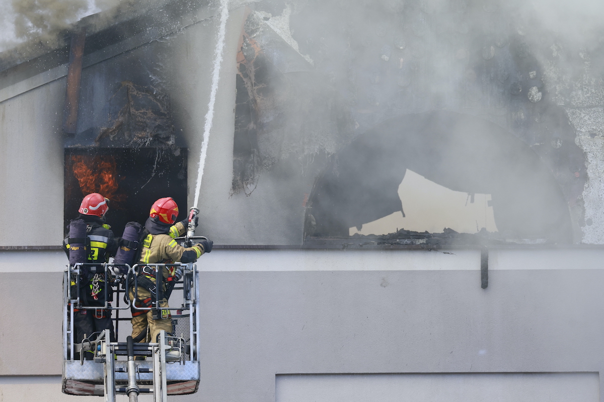 Poznań pożar Galeria Podolany. Na zdjęciu strażacy w akcji gasząc pożar.