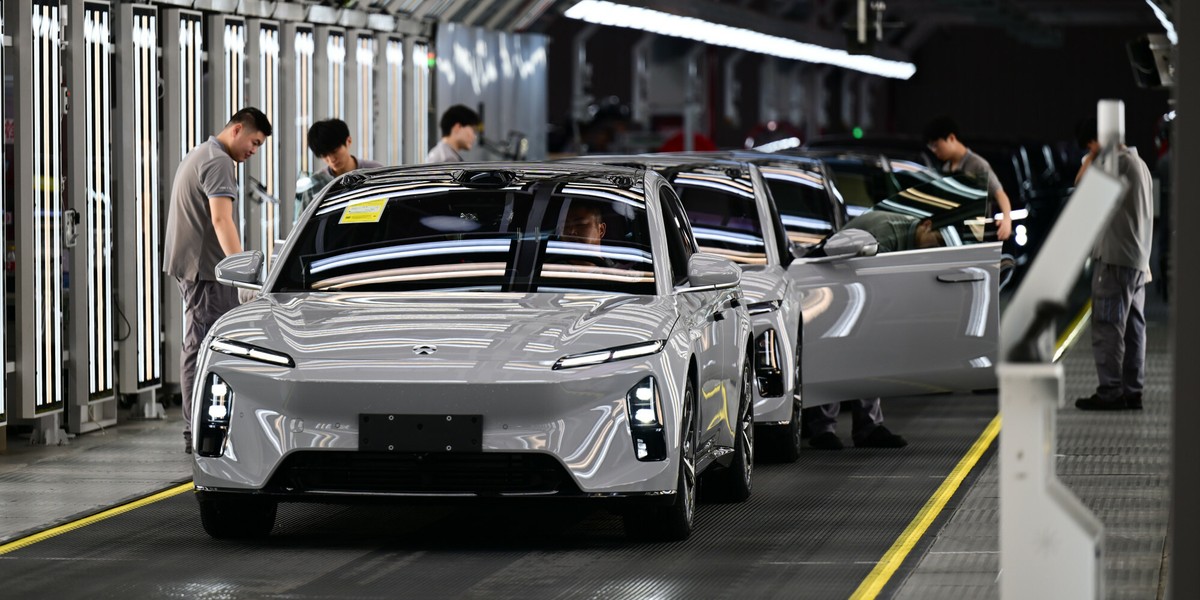 Unia Europejska musi i zamierza bronić się przed chińską ekspansją, jednak przeszkodą może okazać się ten sam problem, który utrudnia ustanowienie unii rynków kapitałowych czy unii bankowej — znaczna różnorodność ideologiczna, polityczna i regulacyjna – relacjonuje "Puls Biznesu". Jedynym efektywnym rozwiązaniem – jak twierdzi dziennik – mogą być zharmonizowane subsydia unijne dla europejskich samochodów elektrycznych. Fabryka chińskich elektryków NIO