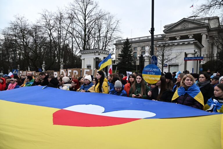 Polska opinia publiczna wykazuje rosnące zniechęcenie wobec wsparcia dla Ukrainy. - INFBusiness