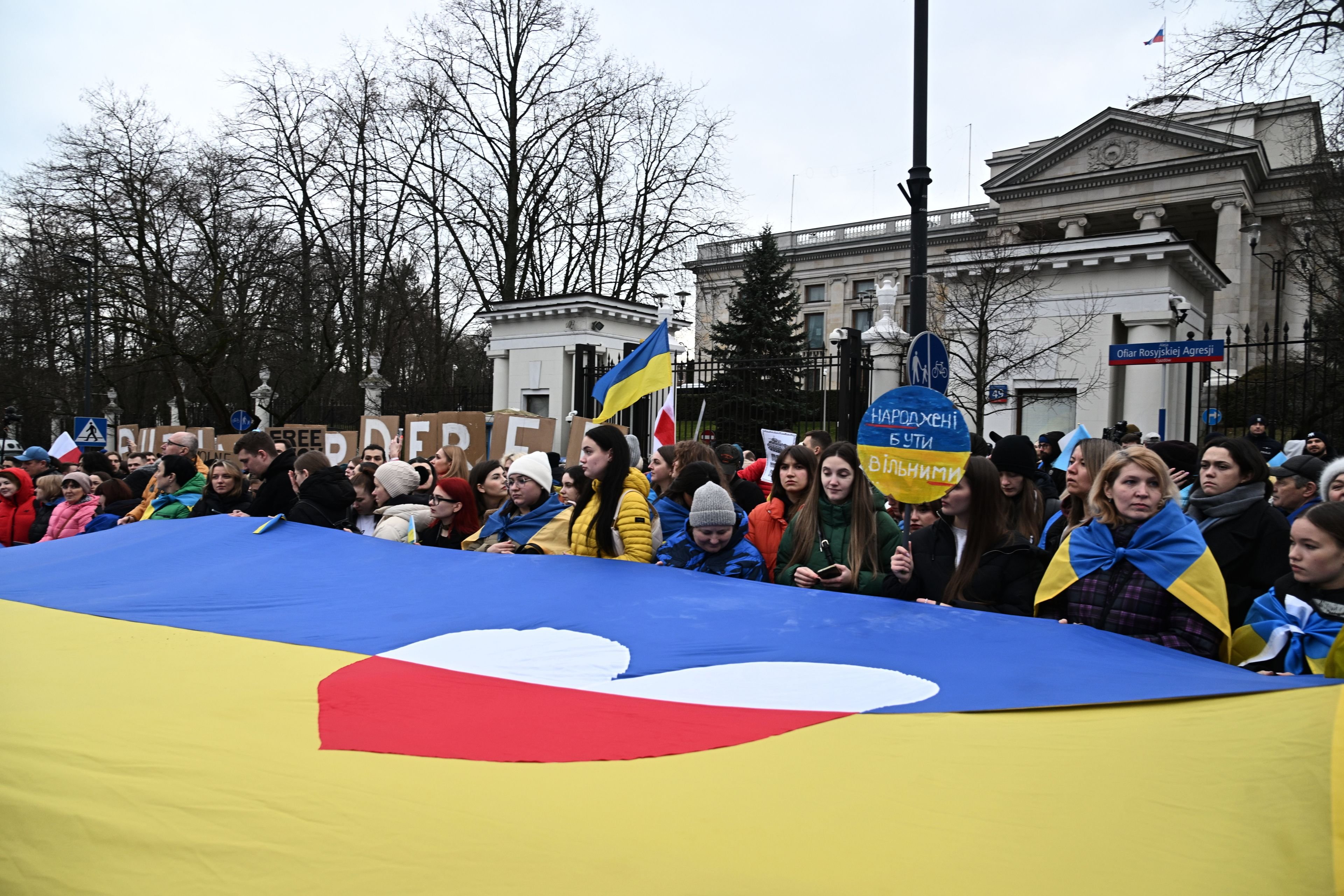 Polska opinia publiczna wykazuje rosnące zniechęcenie wobec wsparcia dla Ukrainy. - INFBusiness