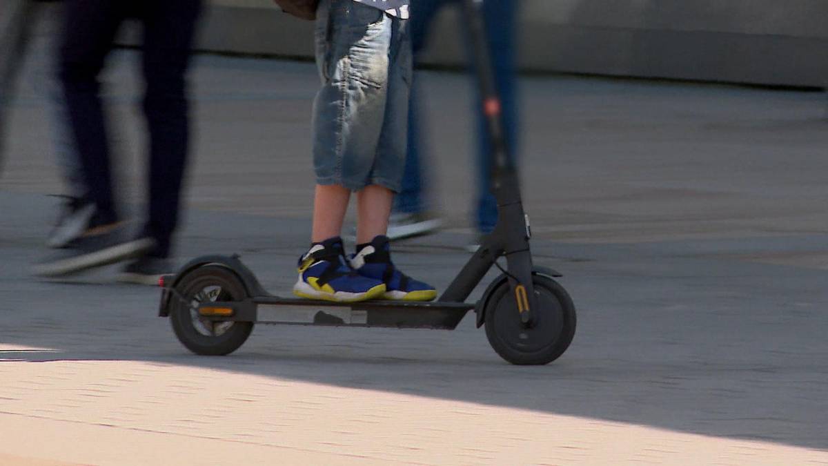 Użytkownicy rowerów, e-hulajnóg oraz pojazdów transportu osobistego, którzy nie osiągnęłi wieku 16 lat, będą mieli nakaz używania ochronnego hełmu. Te zmiany wprowadza ustawa, którą w piątek przegłosował parlament. Prawo przewiduje również zabieranie uprawnień do prowadzenia pojazdów za przekroczenie dozwolonej szybkości o ponad 50 km/h, również poza obszarem zamieszkałym. Ważne zmiany dotyczące hulajnóg elektrycznych. Nowy obowiązek. Sejm podjął decyzję