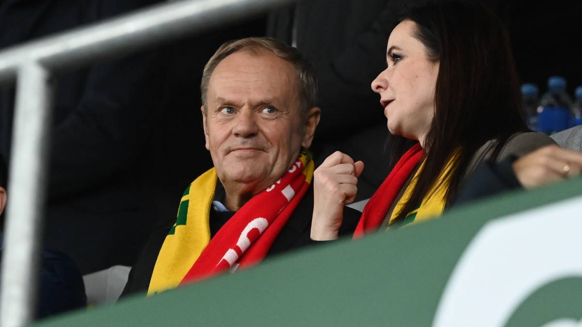 "Mam słabość do tego okrzyku - za każdym razem, gdy go wznoszą, wygrywam elekcje" - oznajmił na platformie X premier Donald Tusk, który w ten sposób zareagował na wołania skandowane przez polskich sympatyków pod jego adresem. Wyjawił też treść jednego z okrzyków rozbrzmiewających z trybun obiektu sportowego w Kownie, które przetłumaczył premier Litwy Indze Ruginiene, w towarzystwie której oglądał spotkanie Polska - Litwa. Tusk komentuje zachowanie kibiców. "Mam słabość do tego hasła"