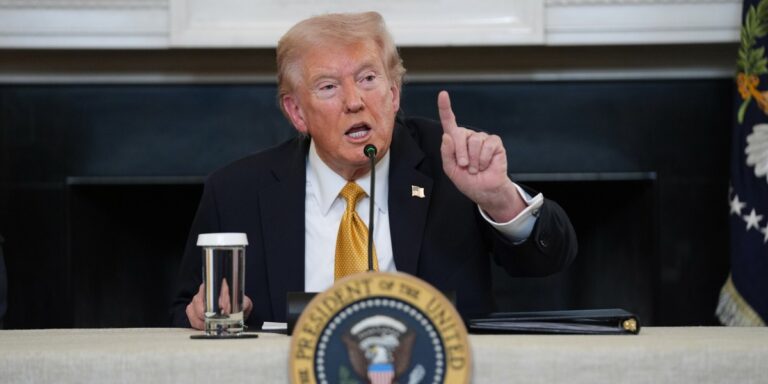 Prezydent Stanów Zjednoczonych Donald Trump oznajmił w czwartek, że wszelkie rokowania handlowe z Kanadą dobiegły końca. Ma to miejsce po tym, jak władze prowincji Ontario opublikowały film z przeszłości, gdzie Ronald Reagan wyrażał się krytycznie o opłatach celnych. Według obecnego lokatora Białego Domu, ów film był "spreparowany". Trump kończy rokowania handlowe z Kanadą. Przyczyną wpis w mediach społecznościowych. - INFBusiness