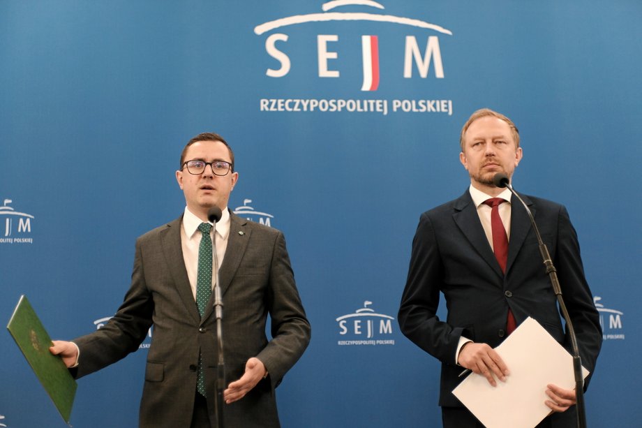 Ministerstwo Energii (ME) formalnie raczej nie przejmie kontroli nad zielonymi źródłami energii. Nie podlegają mu również istotne dla transformacji energetycznej przedsiębiorstwa. Nie odpowiada więc definicji superresortu energetycznego. Niemniej jednak jego ranga wzrasta. To właśnie ministerstwo pod przewodnictwem Miłosza Motyki z PSL staje się bezsprzecznym liderem fundamentalnej dla przyszłości Polski transformacji energetycznej. W umacnianiu pozycji Motyce pomaga ścisła kooperacja z wpływowymi w obecnym gabinecie decydentami. Minister energii Miłosz Motyka i wiceminister energii, pełnomocnik rządu do spraw strategicznej infrastruktury energetycznej Wojciech Wrochna na konferencji prasowej w Sejmie