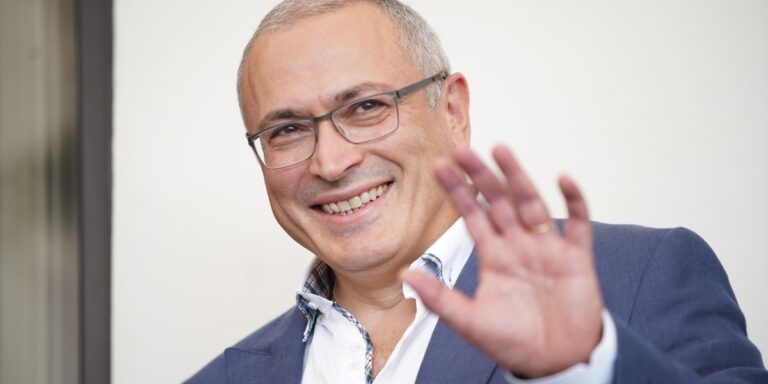 Niderlandzki Sąd Najwyższy ogłosił przełomowy werdykt, który zamyka długoletni spór prawny dotyczący rekompensaty dla byłych udziałowców rosyjskiego giganta naftowego Jukos. Postanowienie potwierdza wcześniejszy wyrok arbitrażowy z Hagi, obligujący Rosję do wypłaty rekordowej kwoty 50 mld dolarów. Holandia: Najwyższy trybunał nakazuje Rosji zapłatę 50 mld USD zadośćuczynienia. - INFBusiness