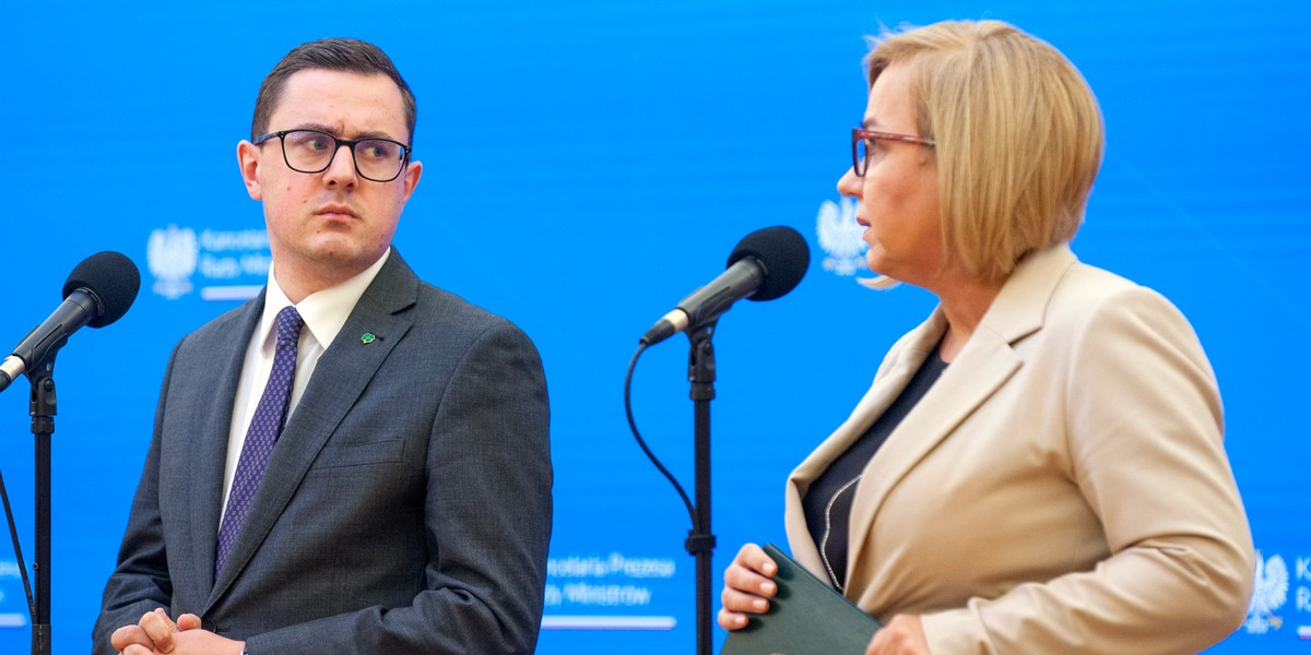 Rząd Donalda Tuska prezentuje mieszane rezultaty w sferze polityki energetycznej. Obszarem tym zarządzają ministerstwa energii i klimatu. Zdołano osiągnąć spore postępy w temacie energetyki nuklearnej. Inwestycje w gazownictwo wykazały przyśpieszenie. Zdecydowanie słabo rząd wypada natomiast w kontekście znajdującego się w trudnej sytuacji górnictwa węglowego. Koalicję obciąża także upadek, zasadniczego z punktu widzenia ekologicznej transformacji, programu Czyste Powietrze. W obszarze energetyki opartej na źródłach odnawialnych nie powiodły się usiłowania liberalizacji ustawy dotyczącej wiatraków. Minister energii Miłosz Motyka oraz ministra klimatu i środowiska Paulina Henning-Kloska