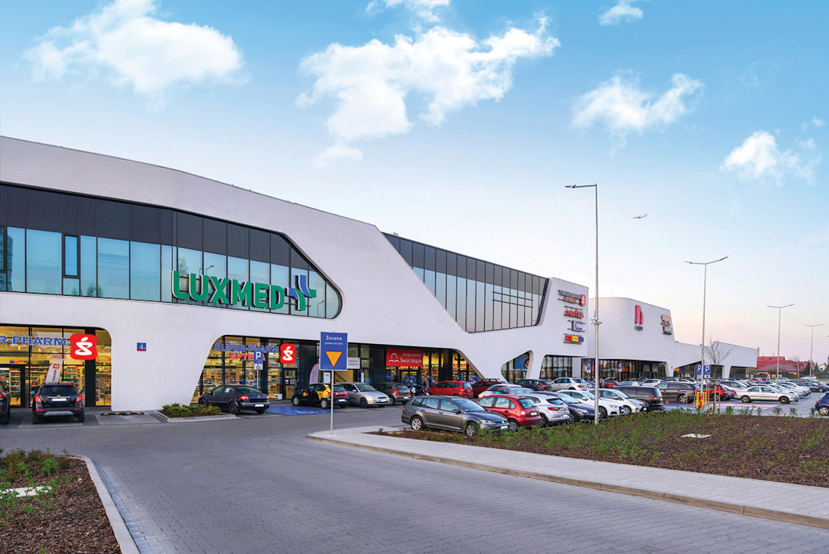 Centra handlowe pod Warszawą, parki handlowe pod Warszawą. Na zdjęciu park handlowy w Starej Iwicznej.