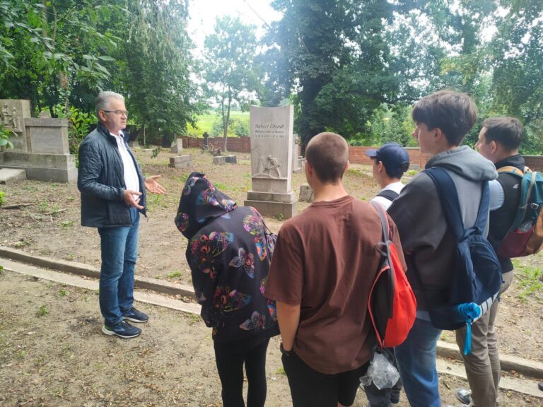 Jan Krajczok uczy historii na nekropolii. Rybnik i Racibórz krzewią tolerancję. - INFBusiness