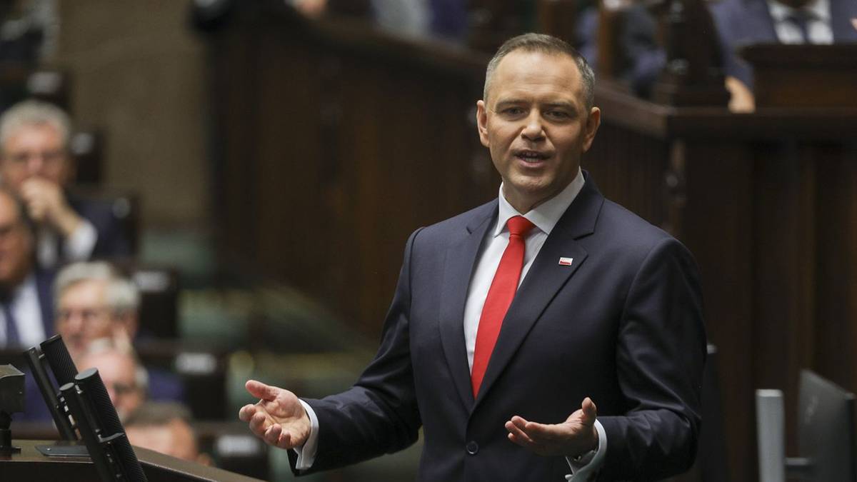"Nie zatwierdzam upłynięcia kadencji członków Krajowej Rady Radiofonii i Telewizji" - oświadczył prezydent Karol Nawrocki. To odpowiedź na odrzucenie raportu KRRiT przez Sejm oraz Senat. "Zdecydowanie nie akceptuję argumentacji umieszczonej w decyzjach Sejmu i Senatu" - dołączył Nawrocki. Zamieszanie wokół KRRiT. Prezydent Karol Nawrocki wydał oświadczenie