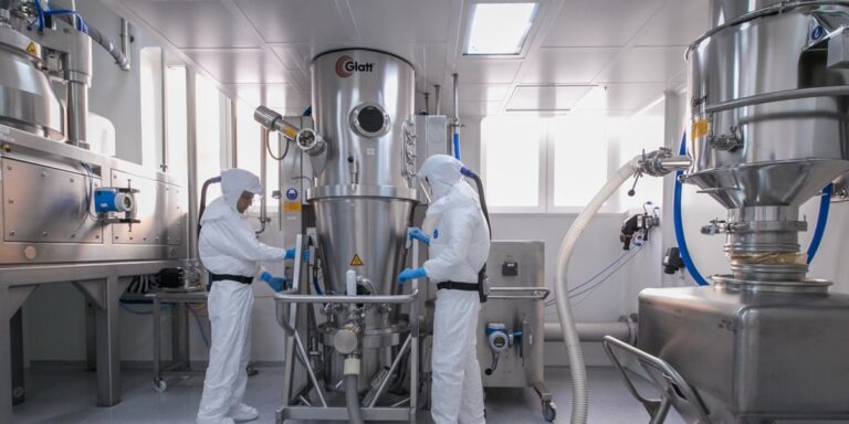 Adamed plasuje się w gronie wiodących polskich korporacji farmaceutycznych. Firma, założona w 1986 roku przez Mariana Adamkiewicza, ojca Macieja Adamkiewicza, od wielu lat alokuje środki w postępowe technologie i badania nad nowatorskimi medykamentami. Adamed: polska firma farmaceutyczna z globalnym zasięgiem i innowacjami - INFBusiness