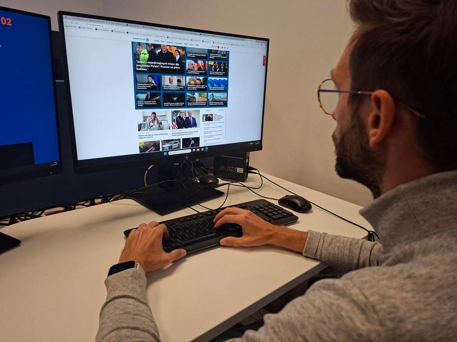 Od samego początku zdawaliśmy sobie sprawę, że choć startujemy z wpisów na Facebooku i artykułów o niewielkiej popularności, cała branża bacznie nas obserwuje. Umiejętności doskonaliliśmy przez kolejne lata. Dziś, w czasach, gdy rzetelne dziennikarstwo jest cenione i pożądane, ujawniamy szczegóły naszej codziennej pracy. Upływa 10 lat, od kiedy pod adresem www.polsatnews.pl zaistnieliśmy w internecie. Weryfikacja informacji to jedno z najważniejszych wyzwań dla naszej redakcji