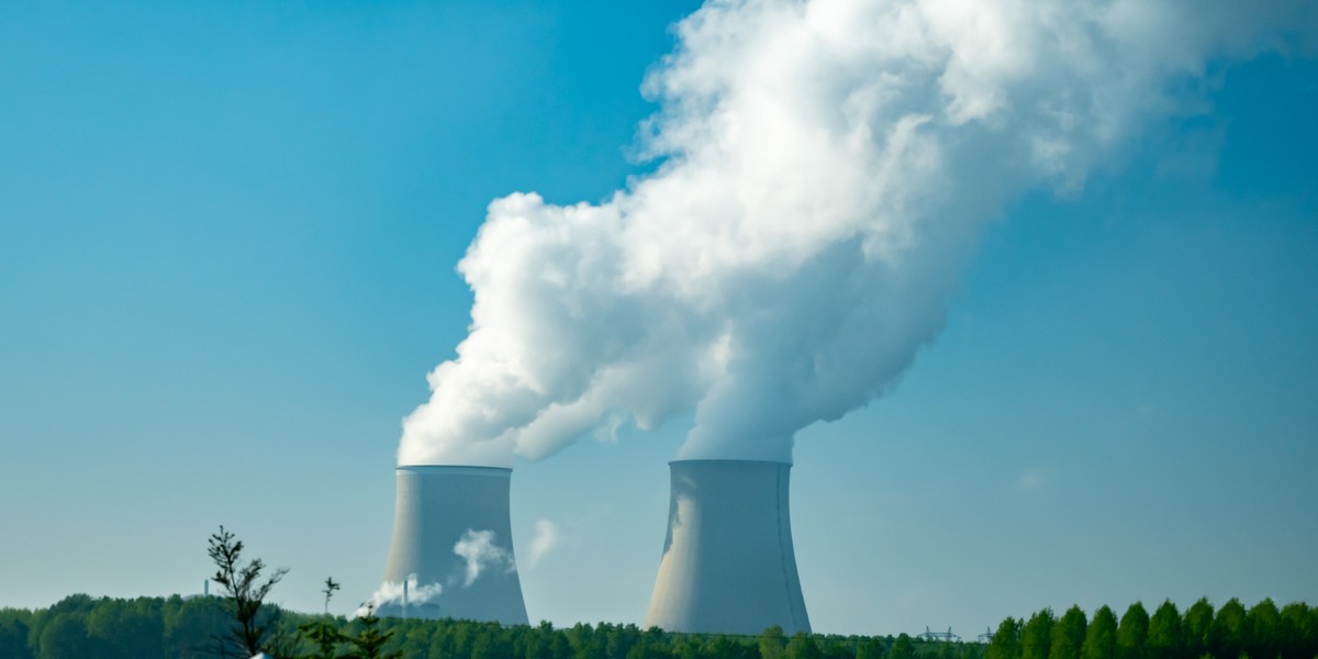 Polskie podmioty gospodarcze szykują się do współzawodnictwa o udział w atomowym przedsięwzięciu. Dwie rodzime korporacje właśnie sfinalizowały inauguracyjny etap przystosowania do globalnej weryfikacji branży nuklearnej. Zdobycie atestu będzie również przepustką do przyszłego wkroczenia na kolejne rynki zbytu. — Posiadamy wyjątkową możliwość wykreowania zupełnie nowego segmentu gospodarki o znaczeniu co najmniej kontynentalnym — oznajmia dla redakcji Business Insider Polska Piotr Szelenbaum, doradca prawny i Co-Managing Partner w kancelarii Fieldfisher Poland. Elektrownia jądrowa. Zdjęcie poglądowe