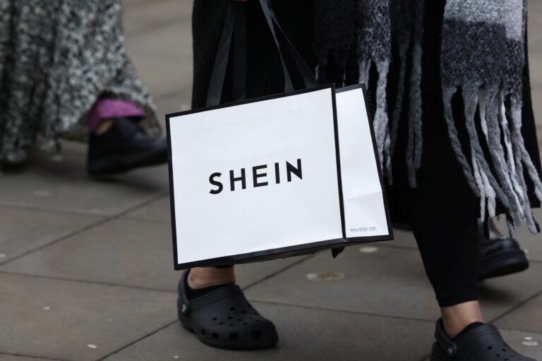 Chiński potentat ultra fast fashion – Shein – wchodzi na rynek handlu tradycyjnego. Już 5 listopada firma uruchomi swój pierwszy na świecie sklep stacjonarny z prawdziwego zdarzenia w paryskim domu towarowym BHV. Ta decyzja generuje spore oburzenie – od oporu władz Paryża, poprzez stowarzyszenia branżowe, aż po manifestacje samych pracowników BHV. Shein debiutuje z fizycznym sklepem w Paryżu - INFBusiness