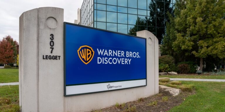 Zawirowania wokół Warner Bros. Discovery nie uniemożliwiają inwestorom czerpania korzyści z udziałów firmy. Kapitalizacja giełdowa wzrasta i jest o wiele większa niż w momencie ogłaszania potencjalnych zmian w strukturze właścicielskiej. Akcjonariusze wyczekują już na nadchodzące ogłoszenie sprawozdania finansowego za trzeci kwartał. Inwestorzy ignorują kłopoty Warner Bros. Discovery. - INFBusiness