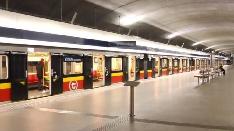 Metro w Warszawie sparaliżowane przez psa. Składy utknęły w tunelach. - INFBusiness
