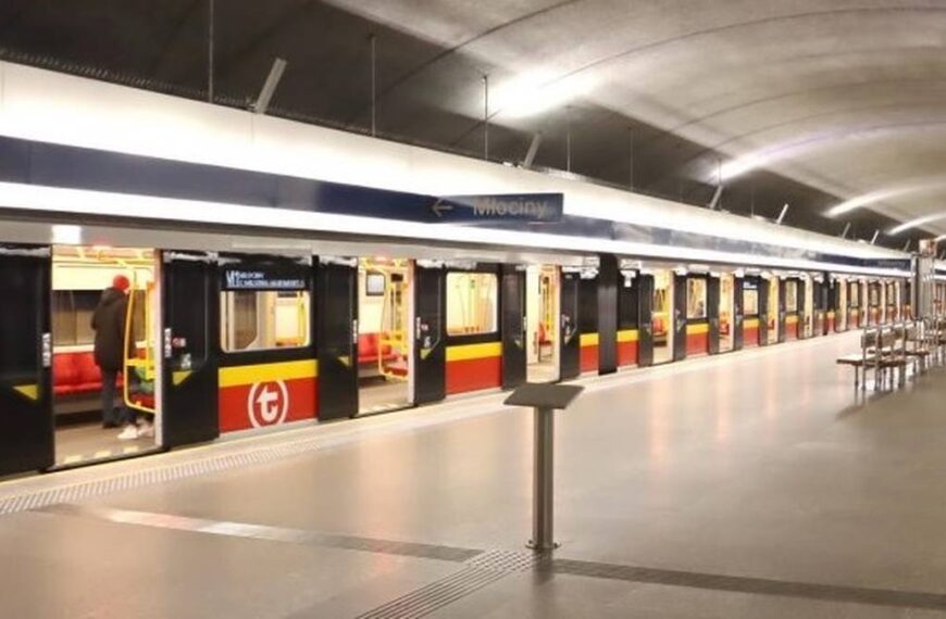 Metro w Warszawie sparaliżowane przez psa. Składy utknęły w tunelach.