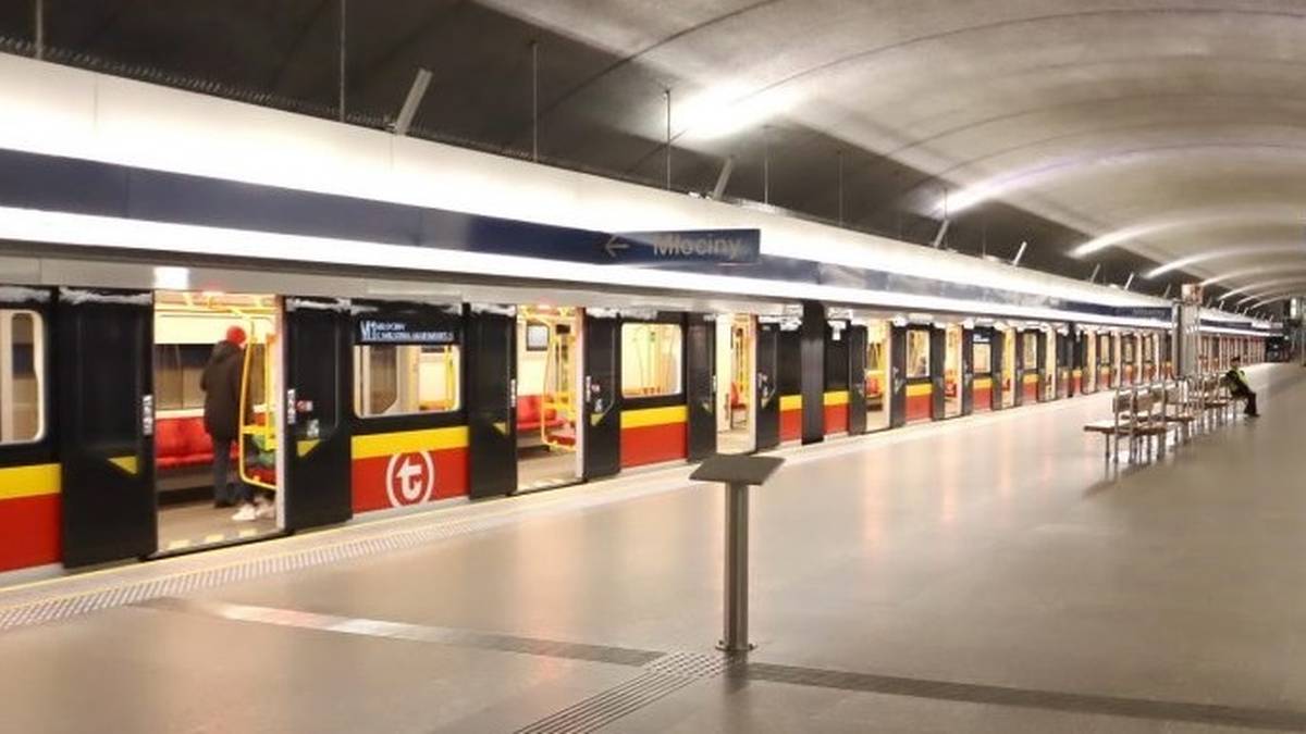 Na pierwszej trasie stołecznego Metra wydarzyła się niecodzienna sytuacja, która spowodowała, że zatrzymano komunikację w północnej części linii. Powodem był mały piesek, którego we wtorkowe popołudnie dostrzeżono w tunelu na jednej ze stacji. Użytkownicy donosili w mediach społecznościowych, że składy linii M1 stanęły w miejscu właśnie z uwagi na czworonogiego gościa. Pies sparaliżował warszawskie metro. Pociągi zatrzymały się w tunelach