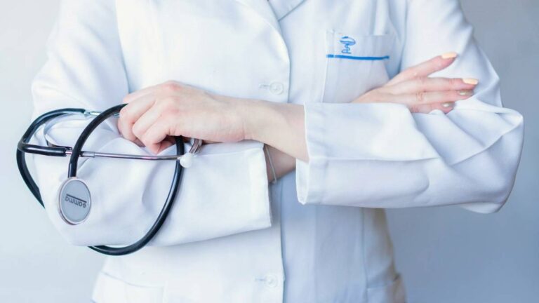 Zwolnienie chorobowe zazwyczaj jest należne, kiedy pracownik jest niezdolny do wykonywania obowiązków z powodu choroby. Nie zmienia to jednak faktu, że wielu ludzi, pragnąc uzyskać wolne dni, udaje chorobę. Należy pamiętać, że lekarze posiadają doświadczenie w identyfikowaniu takich przypadków, a pewne postawy szczególnie zwracają ich uwagę. Jak medycy identyfikują osoby udające chorobę na zwolnieniu? Demaskują ich subtelne gesty. - INFBusiness