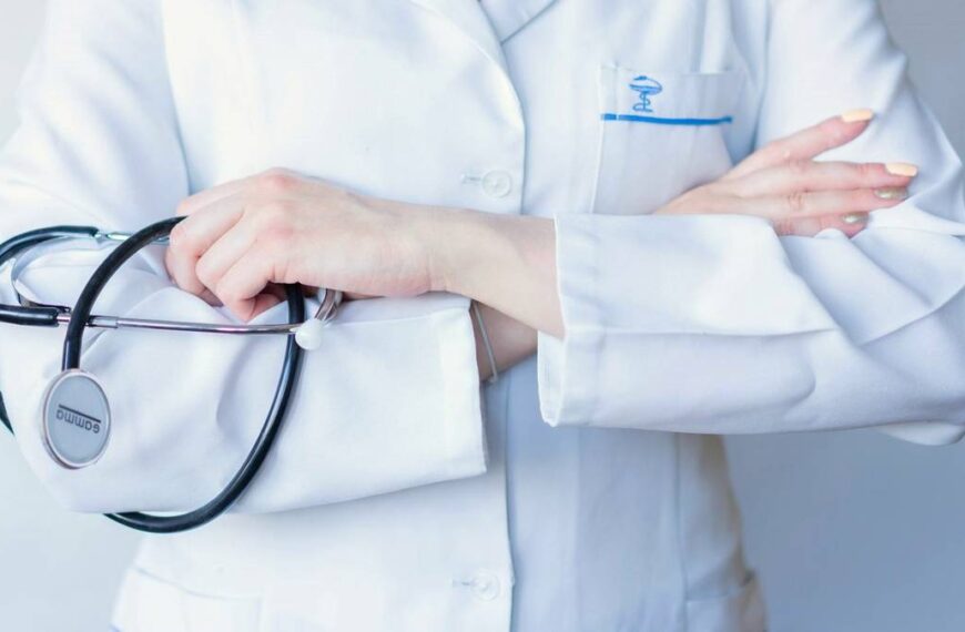 Jak medycy identyfikują osoby udające chorobę na zwolnieniu? Demaskują ich subtelne gesty.