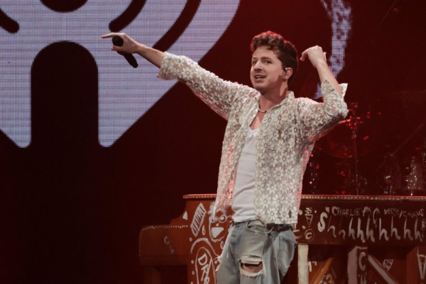 Obejrzyj: Charlie Puth opowiada o nowościach dotyczących dziecka w programie „Tonight Show”