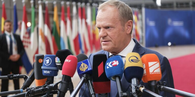 Szef rządu Donald Tusk oznajmił, iż w konkluzjach ze szczytu Rady Europejskiej, który odbył się w czwartek, zdołano umieścić wzmiankę o ponownej ocenie systemu ETS2. Wyjaśnił on, iż umożliwia to potencjalne zatrzymanie wejścia w życie tego systemu od roku 2027. Czy Polska osiągnie cel? Premier ogłosił istotne informacje o ETS2 - INFBusiness