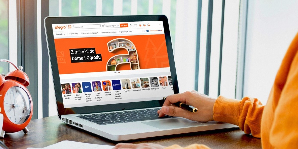 Jak ujawnia ostatni raport „Customer Journey 2025”, niemalże połowa klientów kupujących w sieci rozpoczyna swoją drogę zakupową na platformach typu marketplace (wzrost o 11 p.p. w stosunku do roku 2023). Handlowe platformy wiodą prym jako początek zakupów w sieci - Liderem Allegro - INFBusiness