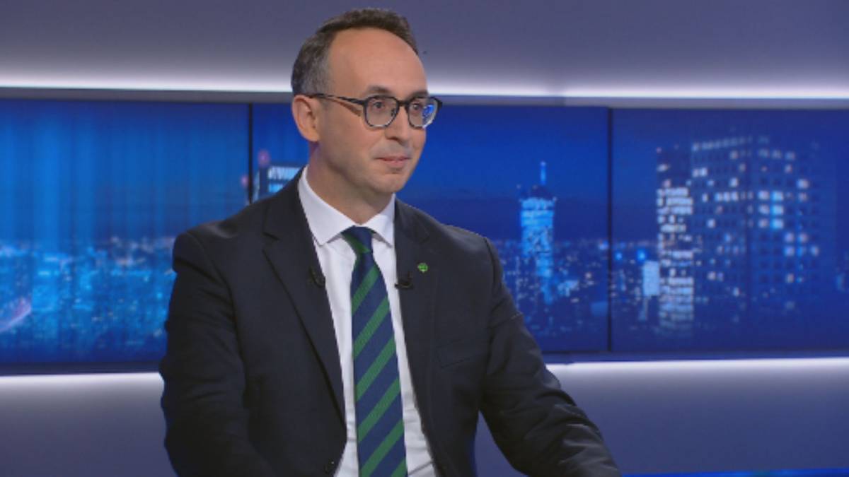 - Żaden akt nie jest doskonały, porozumienie koalicyjne również - skonstatował Dariusz Klimczak w programie "Gość Wydarzeń" pytany o koalicyjny spór o stanowisko wicepremiera dla Polski 2050. Jak podkreślił minister infrastruktury, PSL wsparło formację Szymona Hołowni, ale "nie będzie prowadzić ich za rękę bez końca". - Nie jesteśmy ich kuratorem prawnym - dorzucił. "Żaden dokument nie jest idealny". Klimczak o szczegółach umowy koalicyjnej